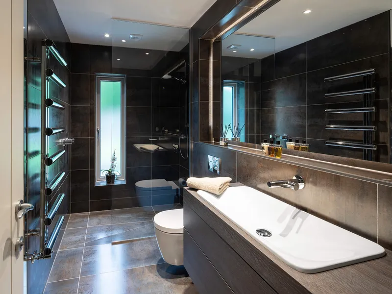 A bright modern bathroom with great mirror lighting 