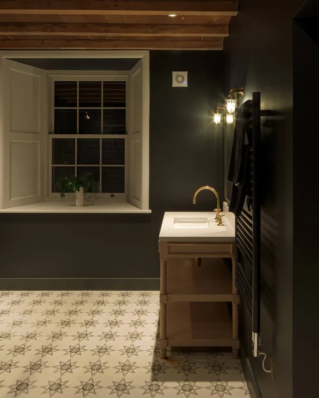 Simple mirror lighting for a cool black bathroom