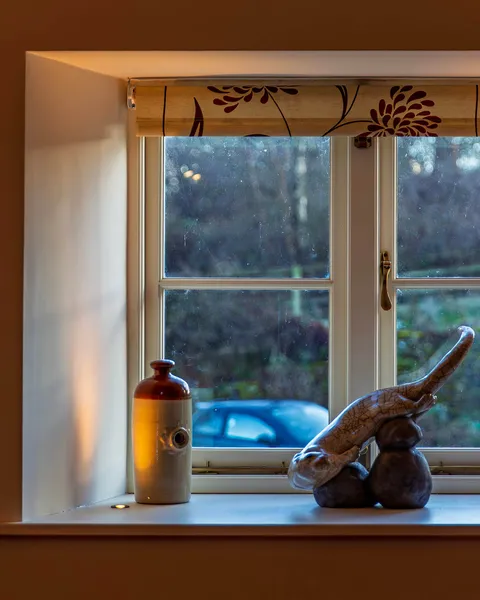 Recessed up light in window reveal with sculpture