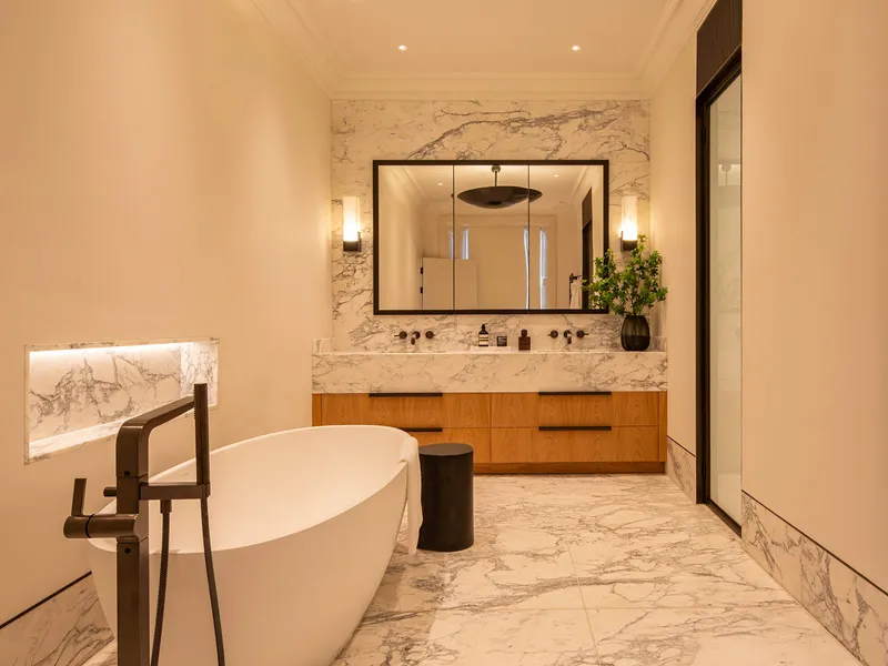 Bright lighting in an elegant modern bathroom